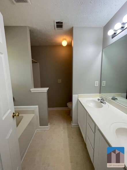 Building Photo - 2345 Delfern Dr