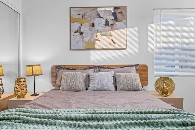 Building Photo - 606 S Sunshine Ave