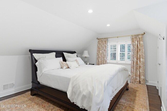 Building Photo - 96 Lakeshore Dr