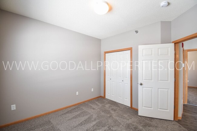 Building Photo - 2 Bedroom 2 Bath Condo with 1 car detached garage