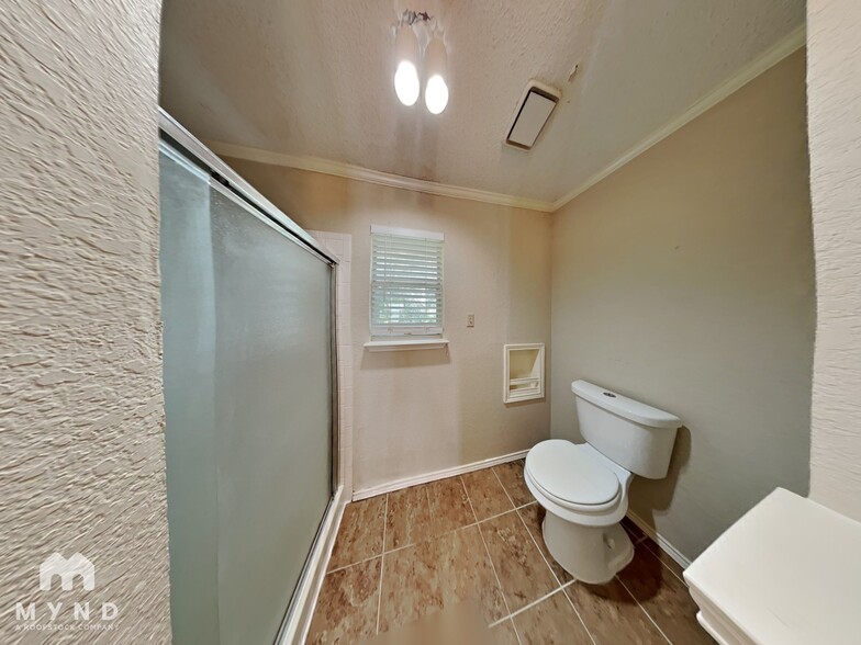 Building Photo - 3205 Meadowview Dr