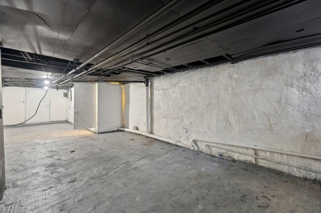 Building Photo - 3 Bedroom, 1.5 bath townhome