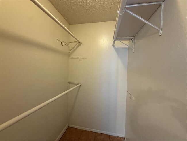 Building Photo - 1109 Village Green Dr