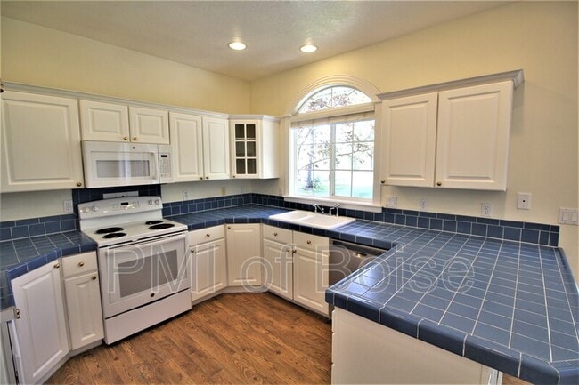 Building Photo - 85 S Linder Rd