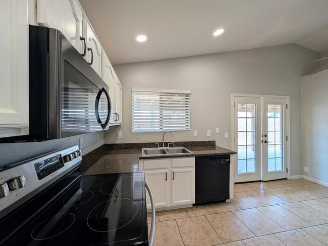 Building Photo - 15746 W Elm St