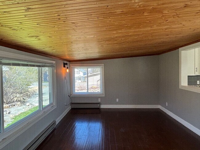 Building Photo - Available NOW! Gorgeous 3BR/2 BA Unit in Hastings!