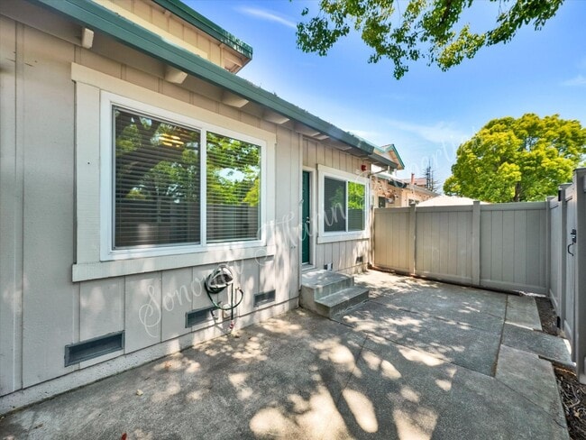 Building Photo - 2 Bedroom 1.5 Bath 2 Car Garage Includes W...