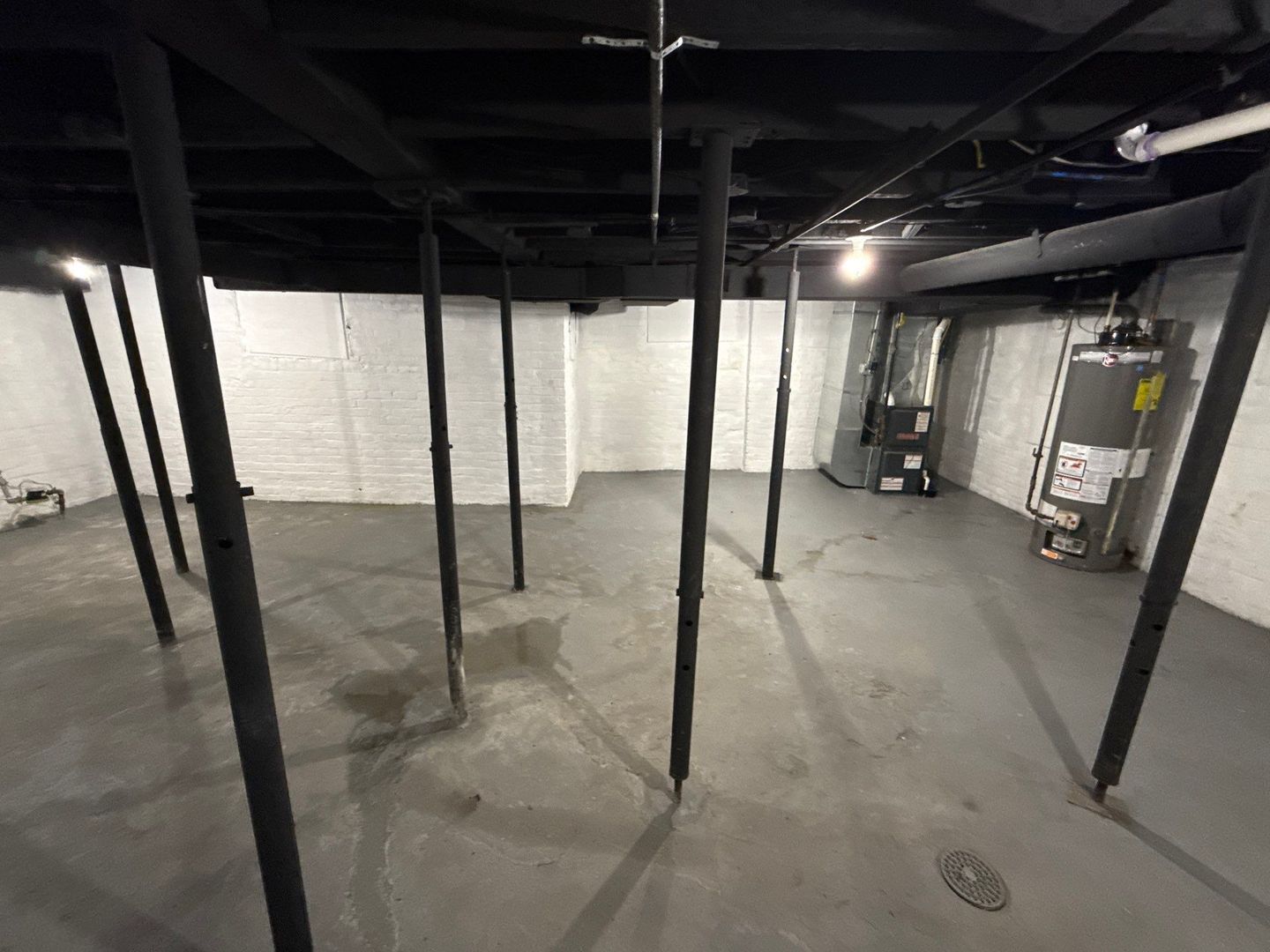 Building Photo - This beautifully updated 3-bedroom, 1-bath...