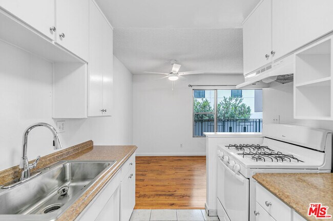 Building Photo - 1812 N Gramercy Pl