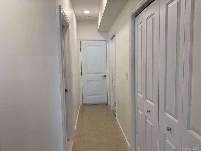 Building Photo - 97 Gainsborg Ave E