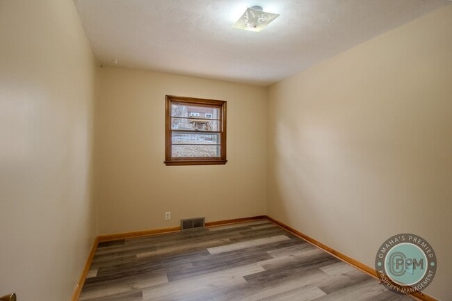 Building Photo - 3 Bed Home | 67th & Blondo