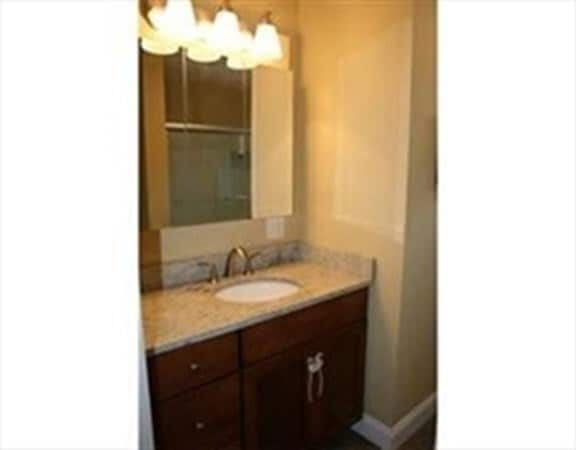 Building Photo - 11 Oak St