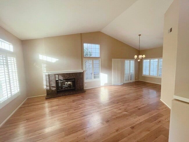 Building Photo - Charming Tustin Haven Available in October!