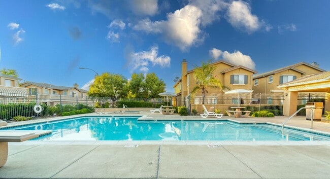 Building Photo - Gorgeous Town Home- Gated community- Pool