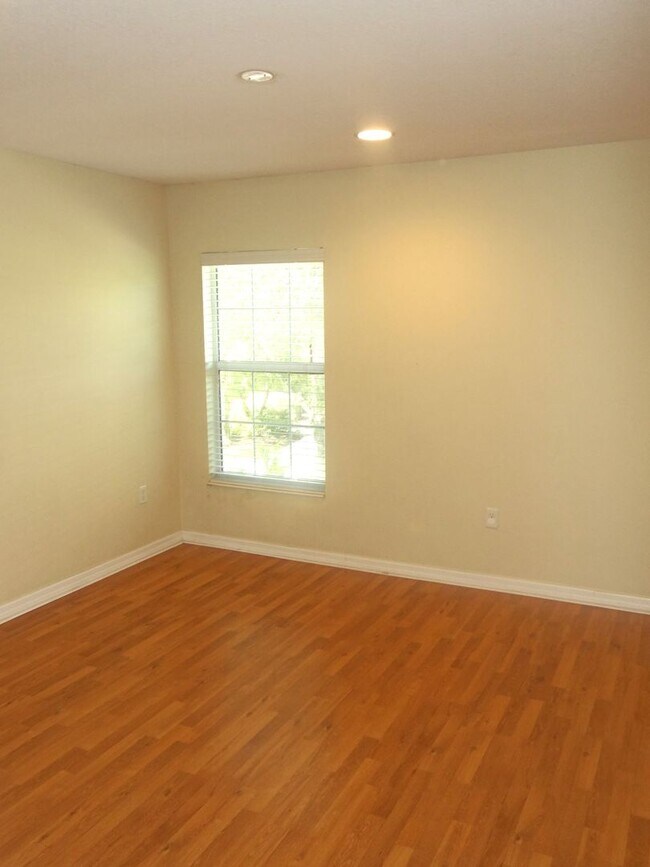 Building Photo - 4 bedroom, 2.5 bath, 1 car garage townhouse