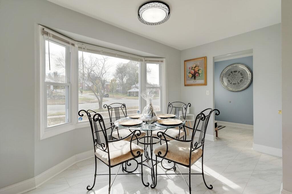 Dinning Room - 900 E Tantallon Dr