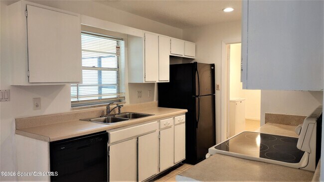 Building Photo - 312 Brescia St NE