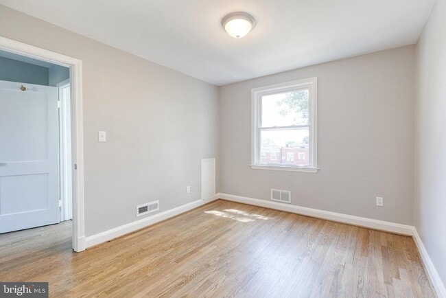 Building Photo - 633 Lucia Ave