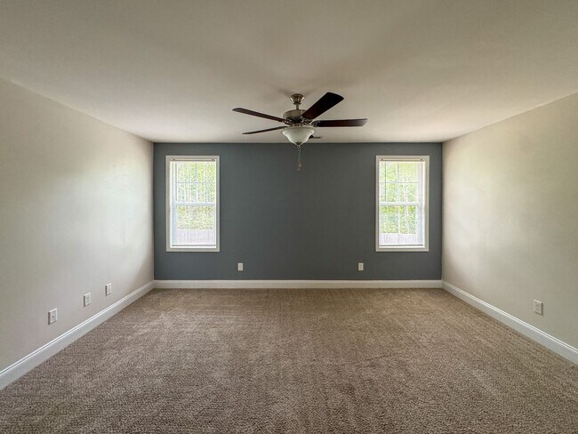 Building Photo - Beautiful 4 Bed 2.5 Bath Home with Fenced Backyard