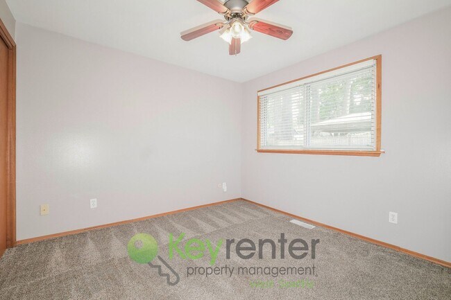 Building Photo - Des Moines 3 Bed Gem with Hot Tub and Spacious Layout