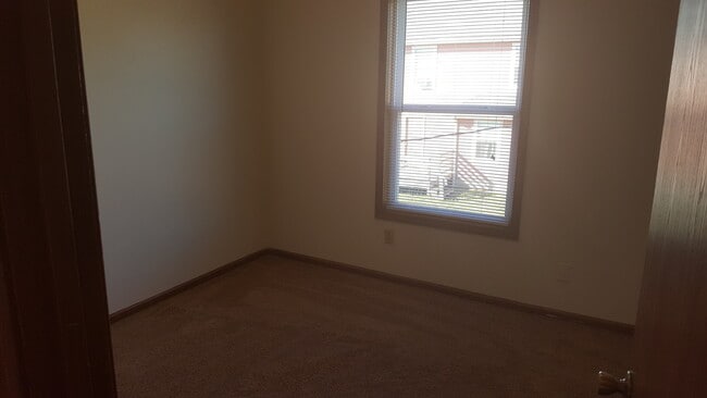 Building Photo - Great 3 Bed 2 Bath Duplex w/ attached 2 car garage!