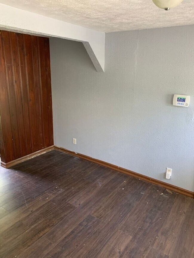 Building Photo - Mishawaka 4 bedroom with a Primary suite a...