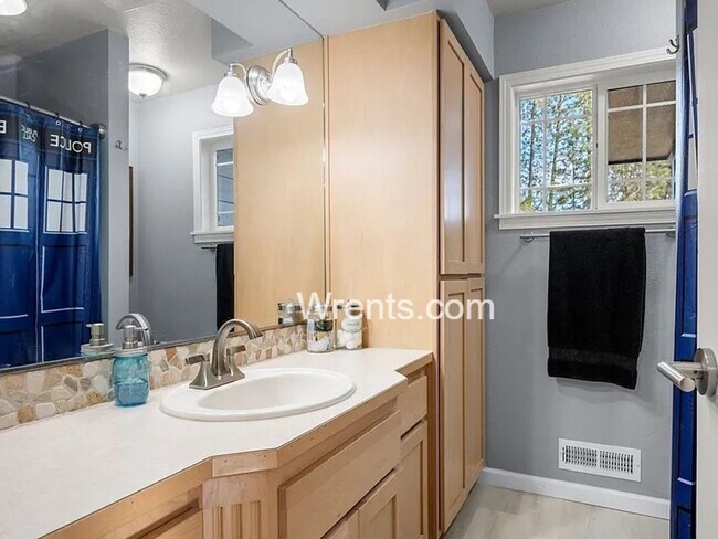 Building Photo - Your Own Slice of Spokane – 3BR/3BA Home West Plains Living - Bonus Shop available