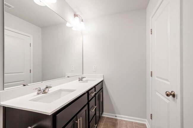 Building Photo - Bright & Beautiful! Modern 3-Bedroom Townh...