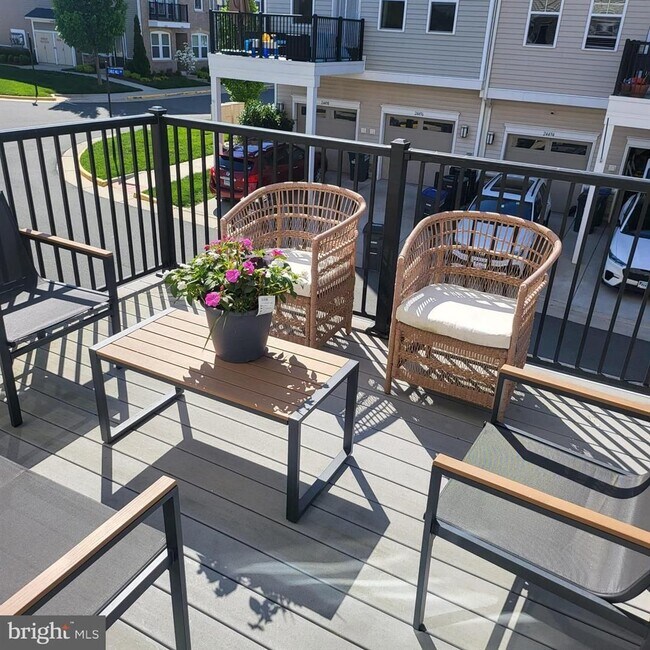 Building Photo - Welcome to your new home in the heart of L...