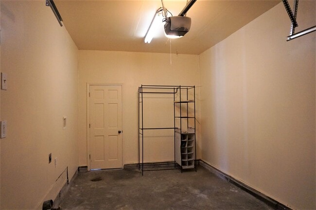 Building Photo - 2 Bed 1 Bath 1 Car Garage in the Village R...