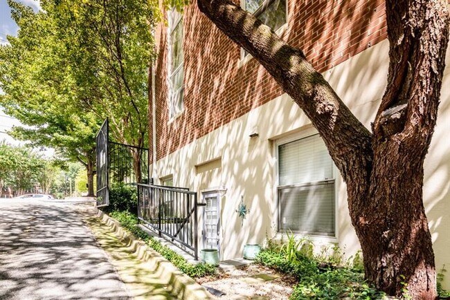 Building Photo - 985 Ponce De Leon Ave NE