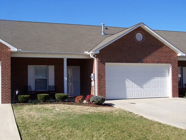 Primary Photo - 2 bed, 2 bath, 2 car garage ranch style to...