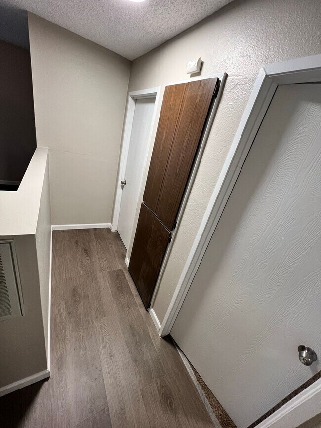 Building Photo - Spacious 2 Bedroom, 1.5 Bath Triplex in Cl...