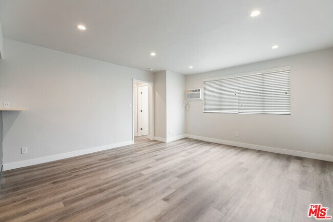 Building Photo - 2401 S Sycamore Ave