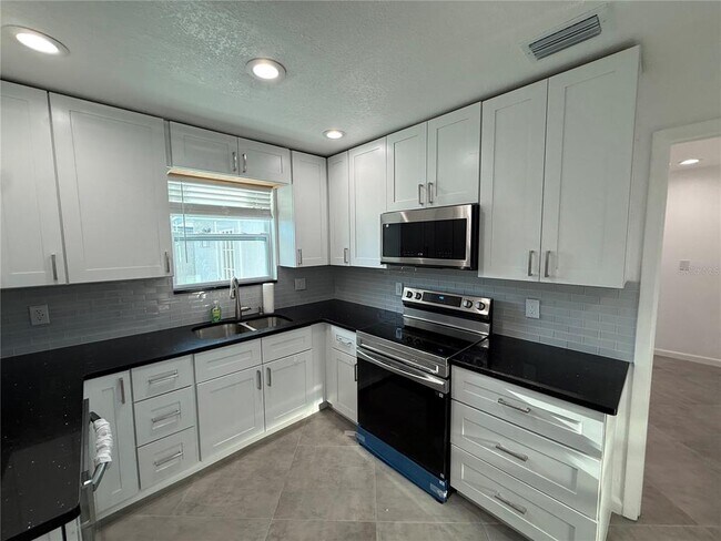 Building Photo - 15573 Bedford Cir E