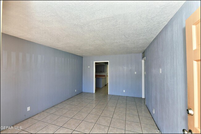 Building Photo - 5613 Creston Ave