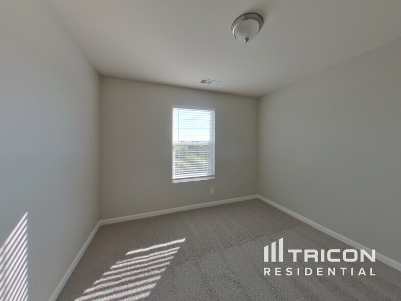 Building Photo - 2245 Bee Hive Dr
