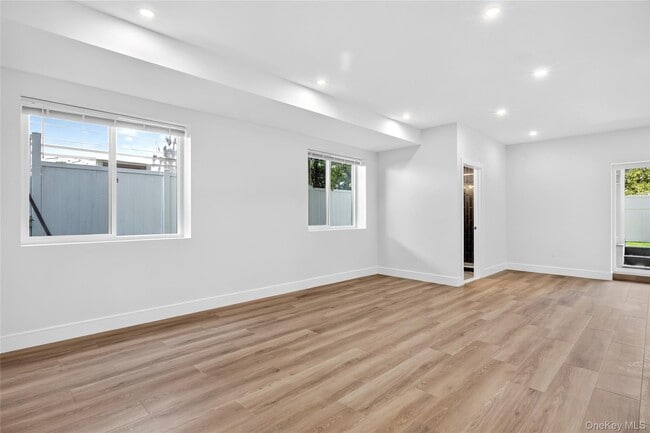 Building Photo - 42 Linwood Rd N