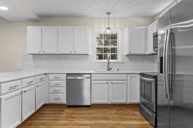 Building Photo - 4 Bedroom 2.5 Bathroom located in Creeks Edge