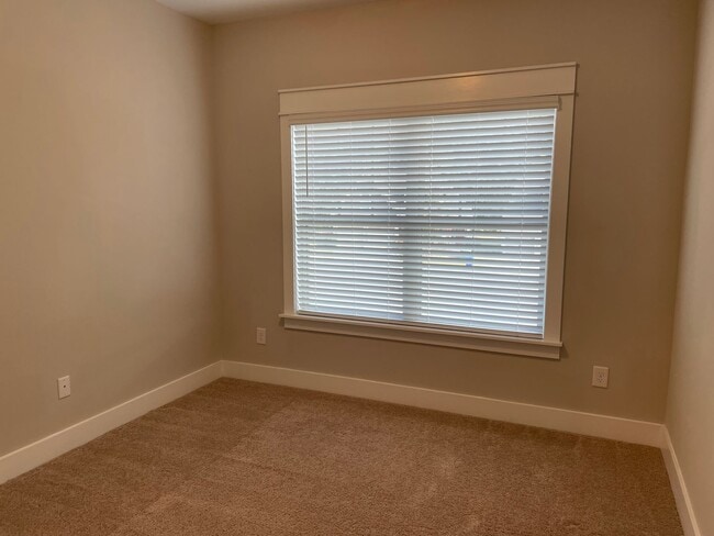 Building Photo - 1460 Valley Trace