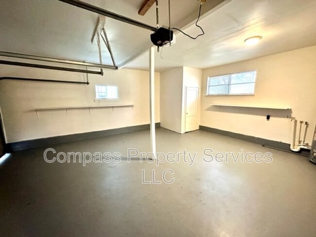 Building Photo - 1400 Royal Oaks Dr