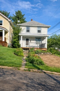Building Photo - AVAILABLE JUNE 1st - Great 4 Bed, 1 Bath in East Duluth!