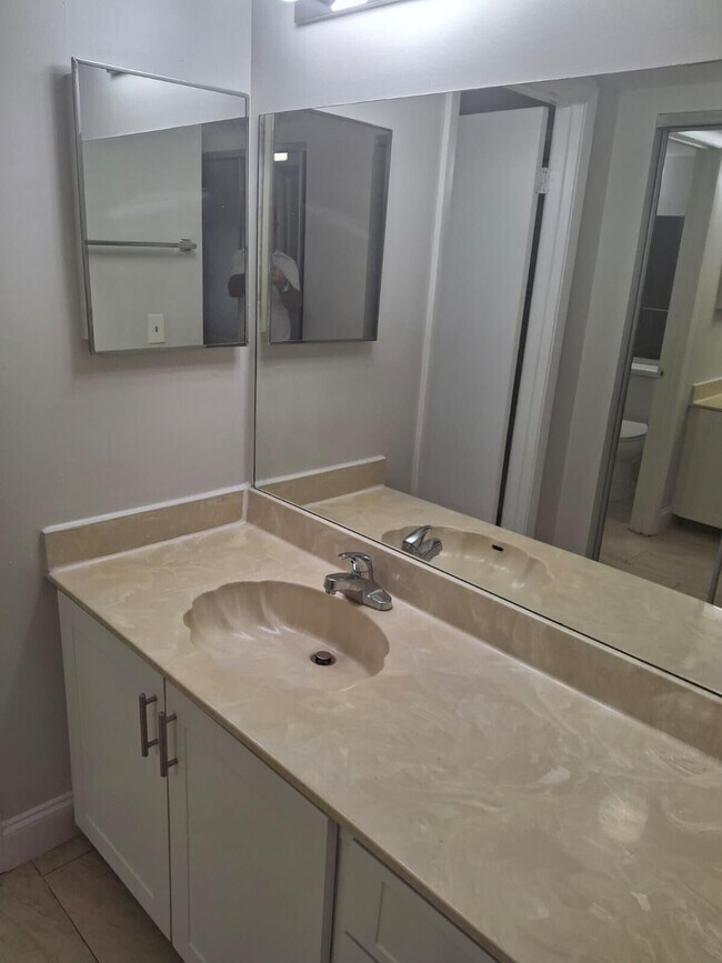 Building Photo - 9833 Westview Dr