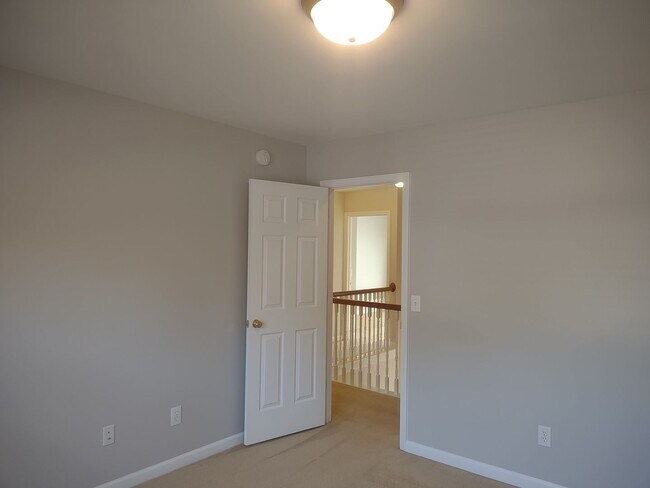 Building Photo - Beautiful and Charming! You Want it and Th...