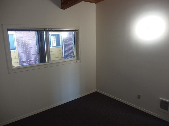 Building Photo - Queen Road Apartments UNDER NEW MANAGEMENT