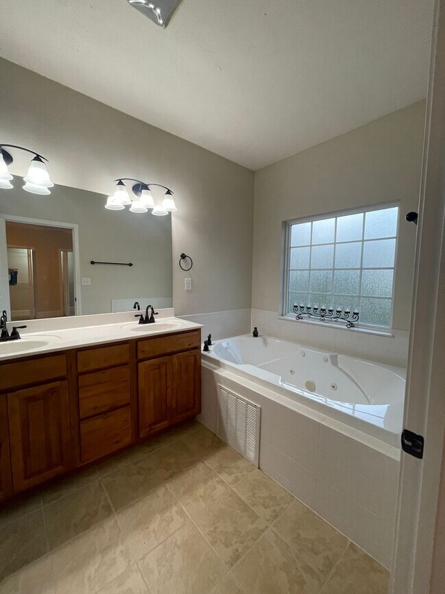 Building Photo - 1930 Scarlett Meadows Dr