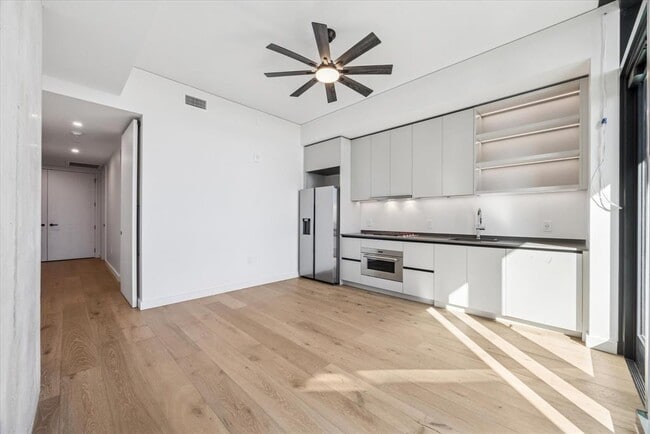 Building Photo - 610 Davis St