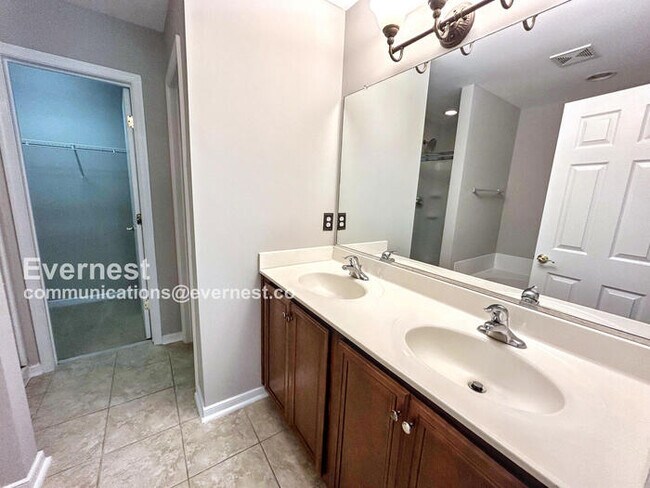 Building Photo - Beautiful 3-Bedroom Home with Garage / Pet...