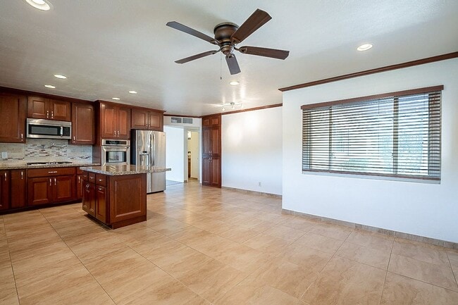 Building Photo - South Scottsdale with Views of Camelback!