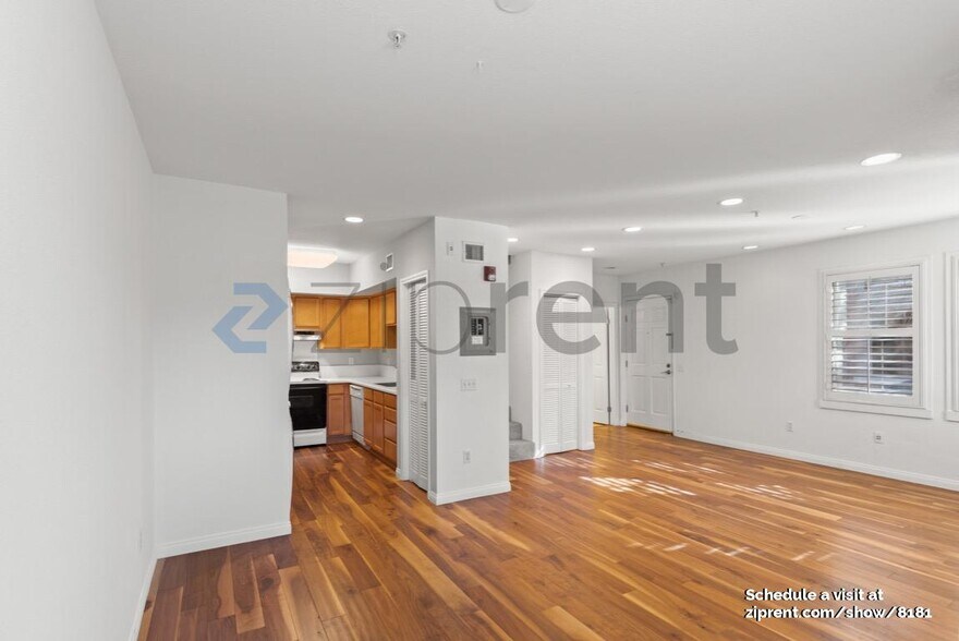 Building Photo - Unit